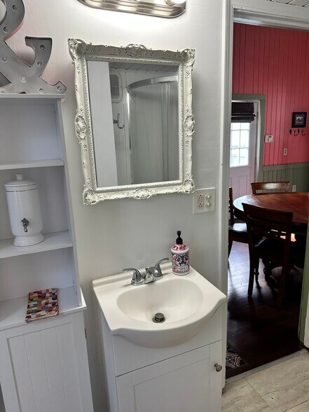 Building Photo - 423 Dakin St