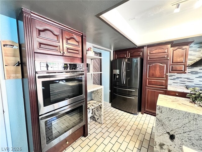 Building Photo - 5009 Mesa View Dr