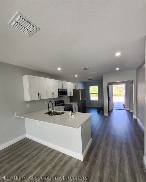 Building Photo - 6918 Dickinson Dr