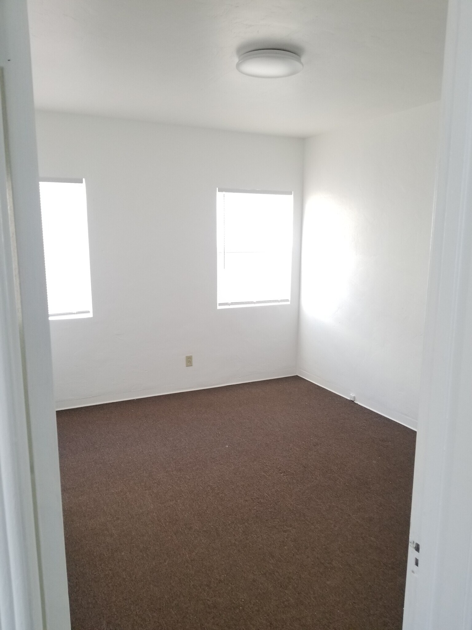 Building Photo - 572 W 1st St