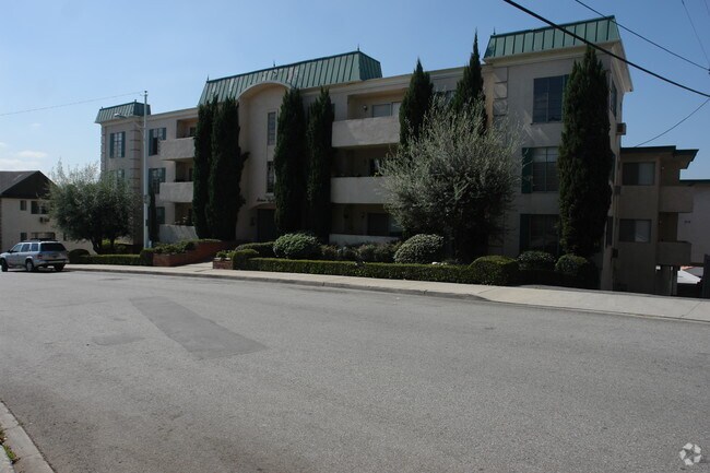 Primary Photo - 1689 Amberwood Dr