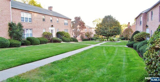 Building Photo - 522 N Maple Ave