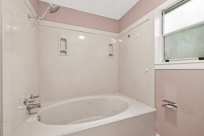 Building Photo - 7403 Shady Vale Ln