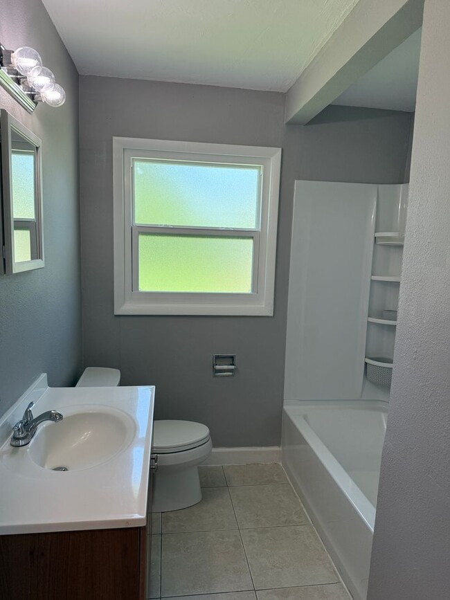 Building Photo - 3 Bedroom 2 Bath Single Family Home