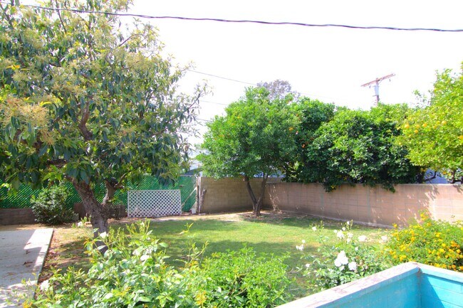 Building Photo - Charming Sun-Filled 3BR/2BA Home in Lake Balboa with Large Backyard & Fruit Trees