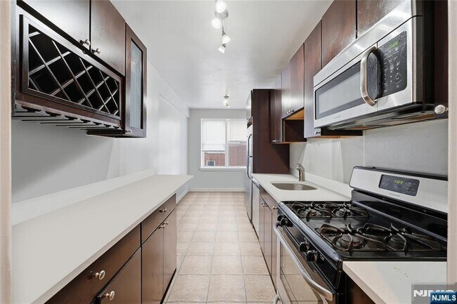 Building Photo - 2520 John F. Kennedy Blvd