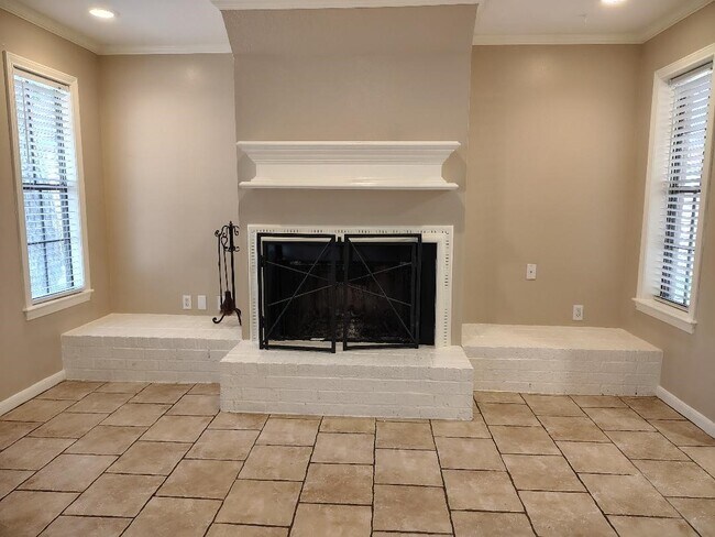 Building Photo - 2823 Whitman Dr
