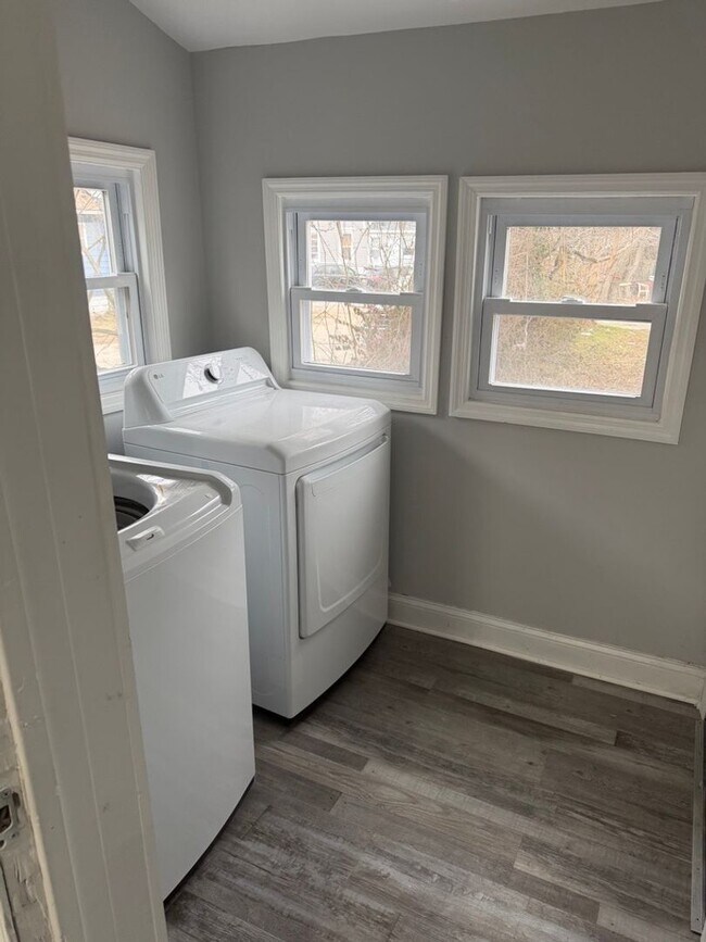 Building Photo - Newly Renovated 5 Bedroom 2.5 Bath House