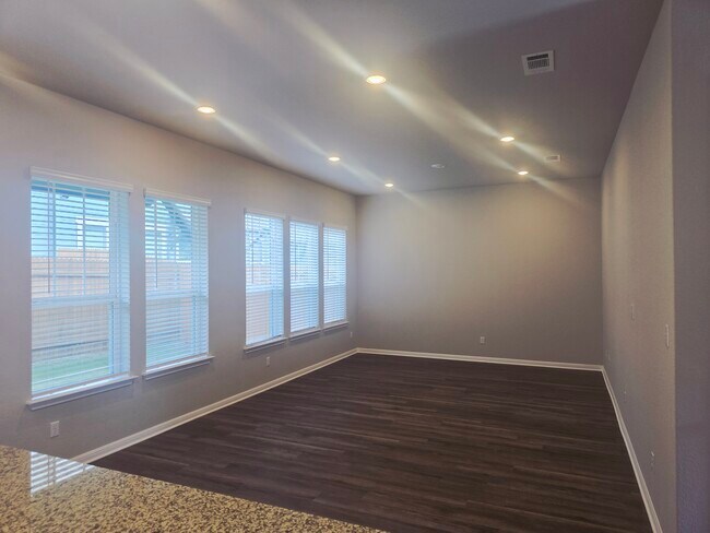 Building Photo - 1020 Vista View Dr