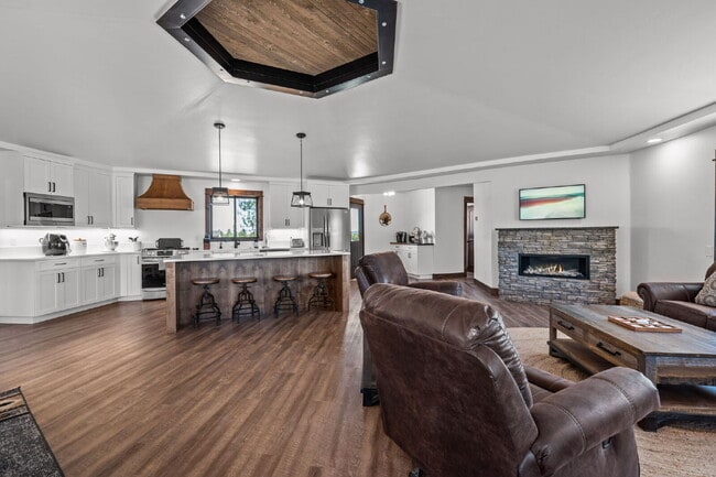 Building Photo - Luxury Home for Rent – Expansive Acreage, ...