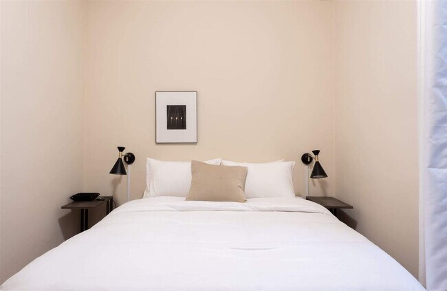 Building Photo - 1542 N Oakley Blvd