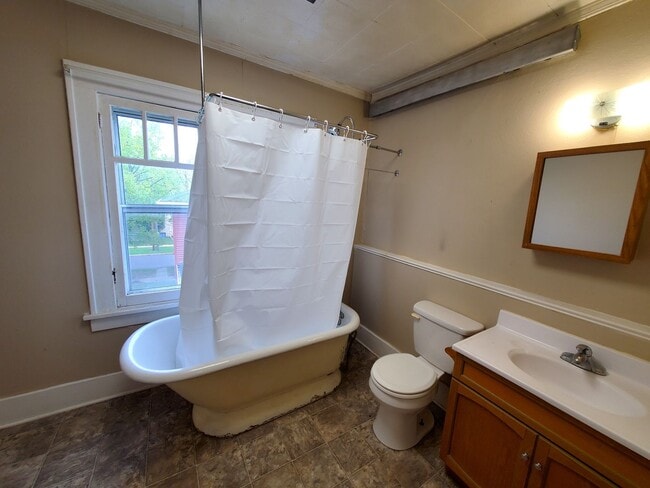 Building Photo - 808-810 W 2nd St