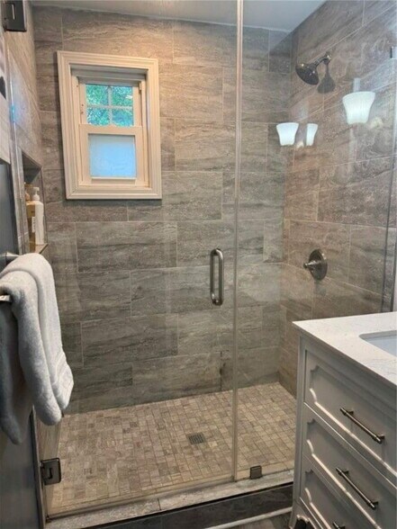 Building Photo - 3126 East Ave