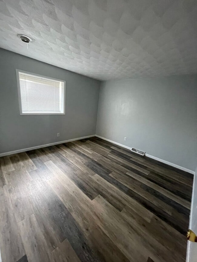 Building Photo - 729 W 61st St