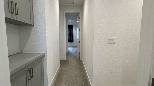 Building Photo - Modern 3BR/3BA Townhome in Prime Mountain View Location