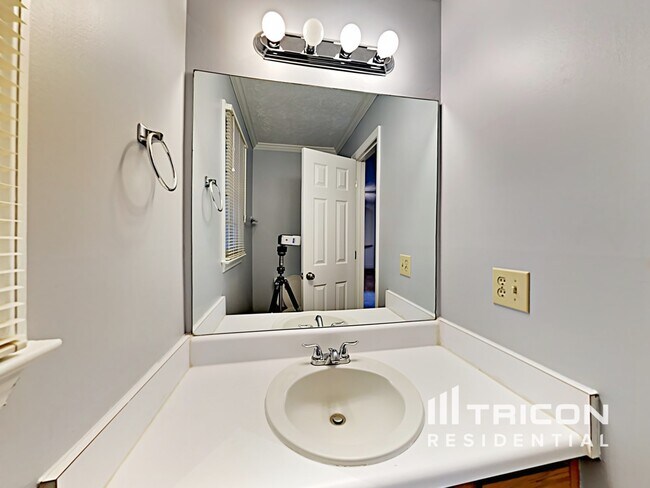 Building Photo - 5044 Rosemeade Ct