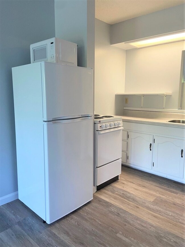 Building Photo - Studio Apartment in Hollister