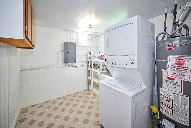 Building Photo - 8418 W Crain St