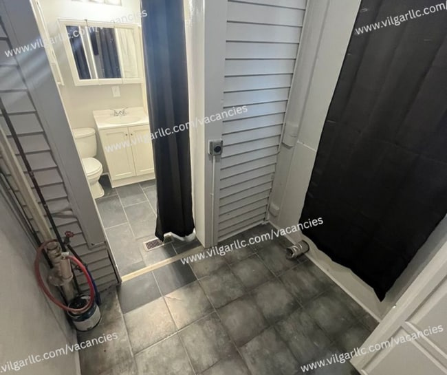 Building Photo - 3910 Deodar St