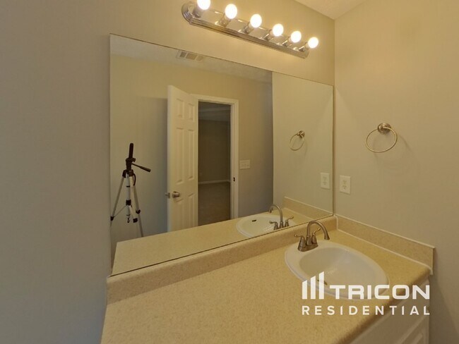 Building Photo - 10 Shadowbrook Ln