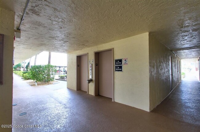 Building Photo - 520 Palm Springs Blvd