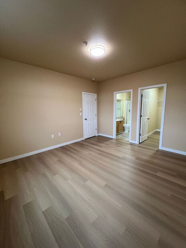 Building Photo - Beautiful Waterford Crossing 2 bedroom Condo