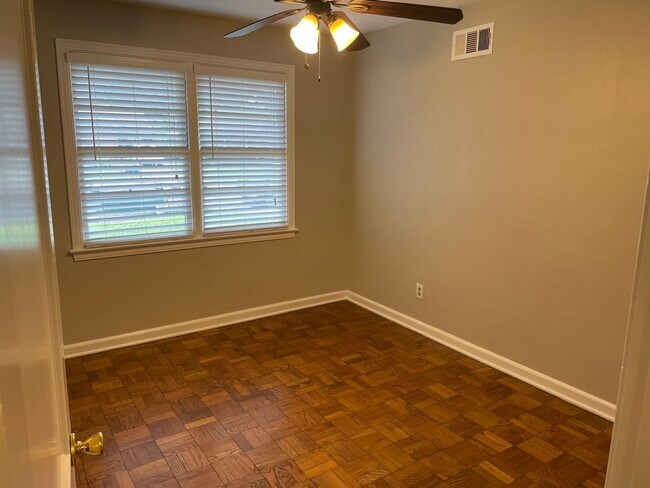 Building Photo - Spacious 4-Bedroom Home Just Minutes from the University of Memphis!