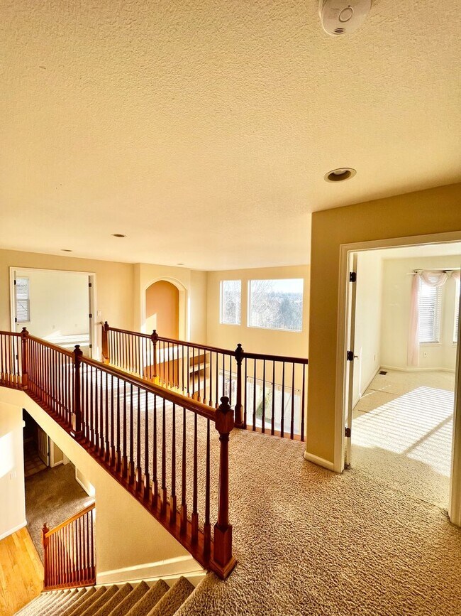 Building Photo - 4 bed, 3 bath Home in Huntington Hills Nei...
