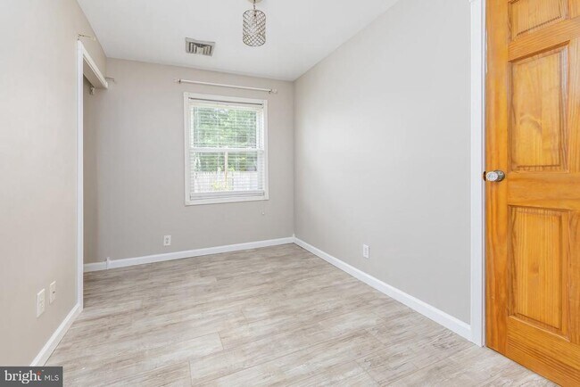 Building Photo - 1304 Clearbrook Ave