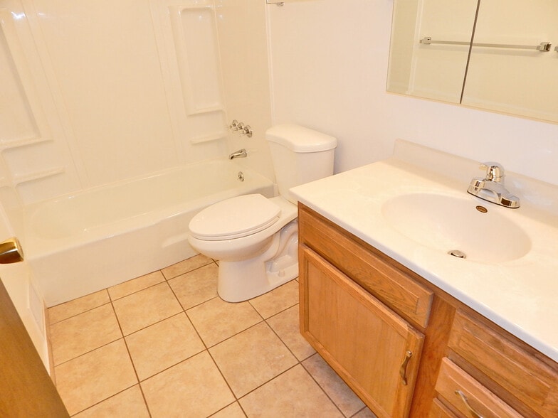 Full Bath - 95 Pine St
