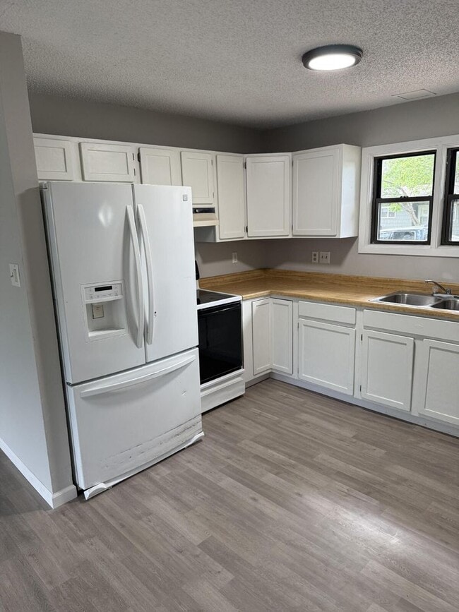 Building Photo - "Charming 4-Bedroom with 2 Baths in Topeka...