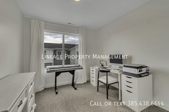 Building Photo - 3940 N Cougar Ln