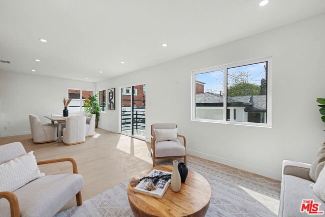 Building Photo - 2831 Overland Ave