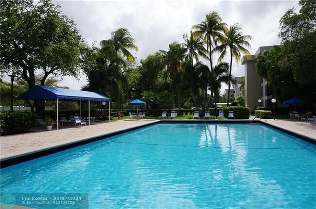 Building Photo - 2901 S Palm Aire Dr