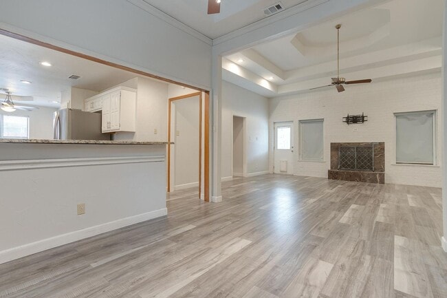 Building Photo - Beautiful 3 Bed, 2 Bath Home in Well Established Holiday West Neighborhood W /Pool and Pool Servi...