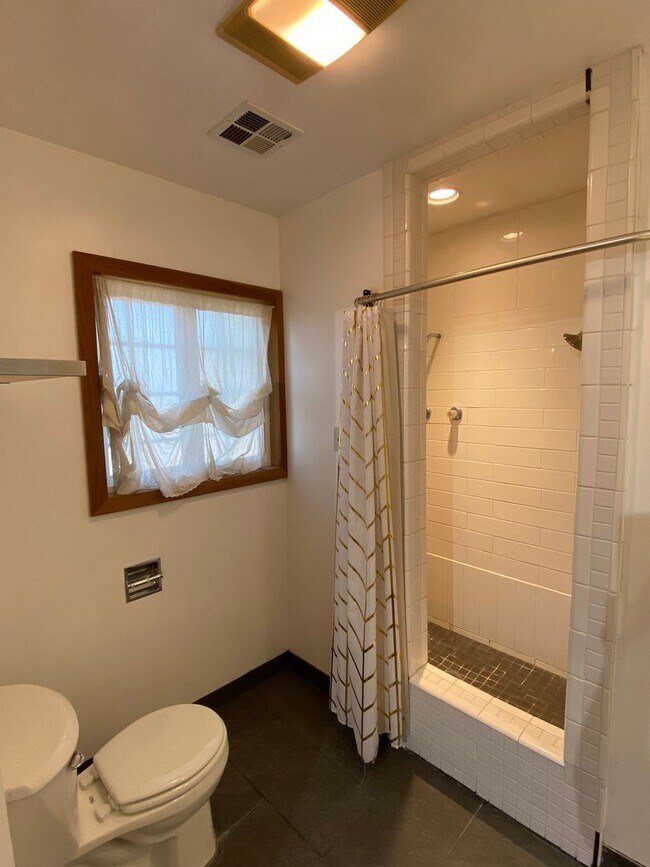 Building Photo - Spacious Visalia home in a well establishe...