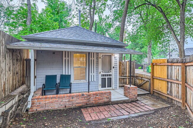 Primary Photo - 537 E Platte Ave