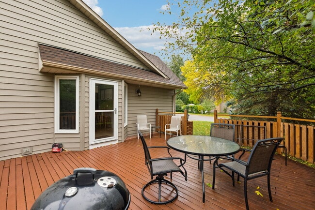 Building Photo - 2738 Chertsey Dr