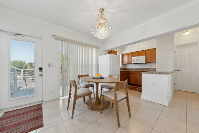Building Photo - 1041 Hillsboro Mile