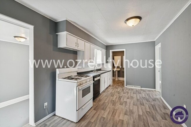 Building Photo - 1647 Eleanor Ave