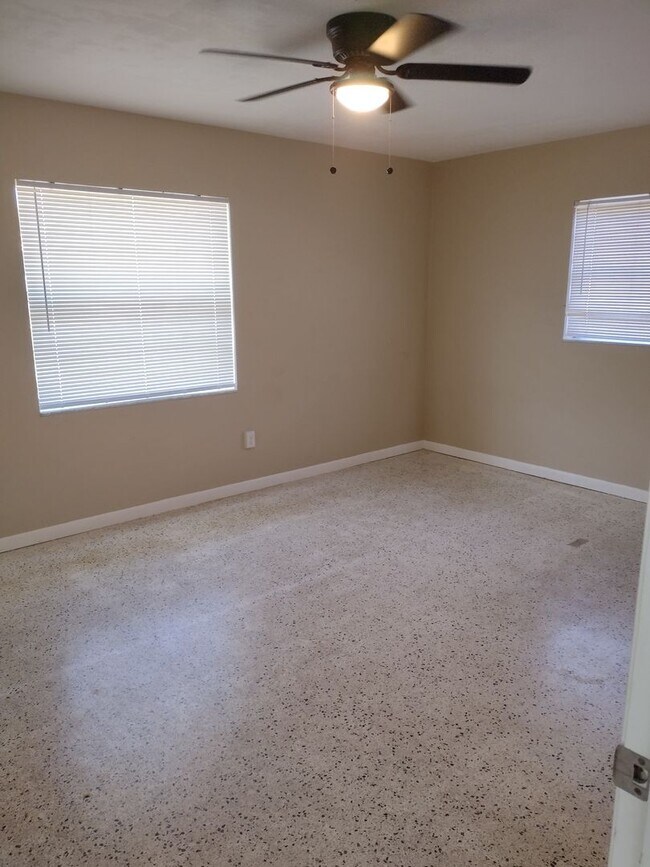 Building Photo - 3 bed 2 bath with bonus room