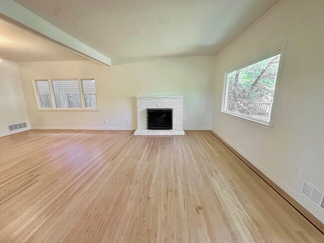 Building Photo - Charming 2-3bd Bungalow w/Pool in San Rafael
