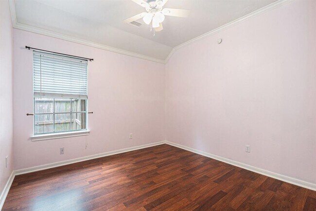Building Photo - 1813 Oakwood Dr E