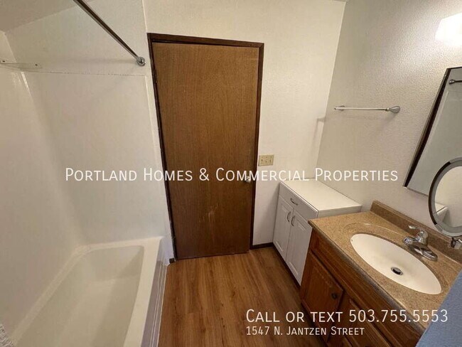 Building Photo - 1547 N Jantzen St