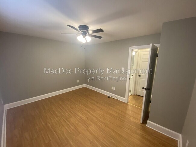 Building Photo - 214 W Broaddus Ave