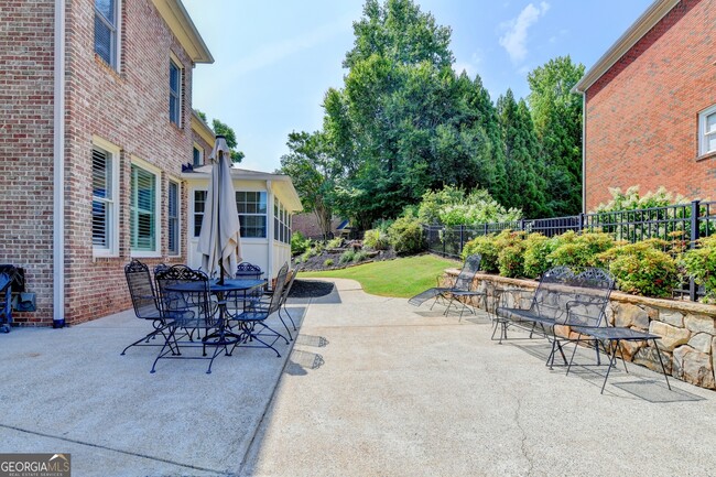 Building Photo - 8910 Pinehurst Cove