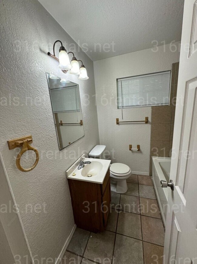 Building Photo - $695- 2 bed 1 bath bi-level apartment with...