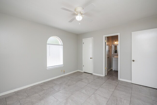 Building Photo - 207 Blanco Dr