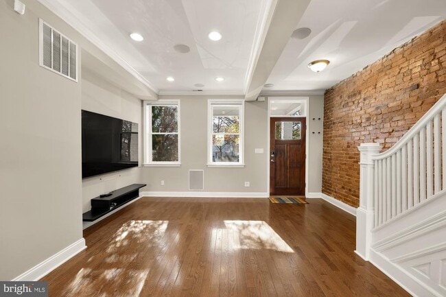 Building Photo - 912 I St NE