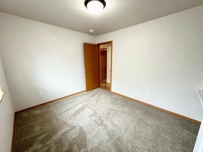 Building Photo - Charming 3 Bedroom Home